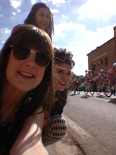 IreneRuizLopez's tweet photo. Pues que a lo tonto hemos visto hasta la vuelta ciclista http://t.co/5AbUf46Kei
