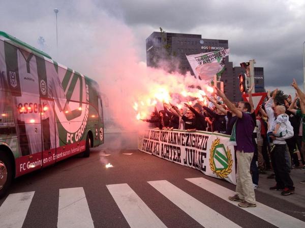 Supporters van Groningen die niet in het uitvak bij Cambuur mogen plaats nemen wensen hun club succes toe!