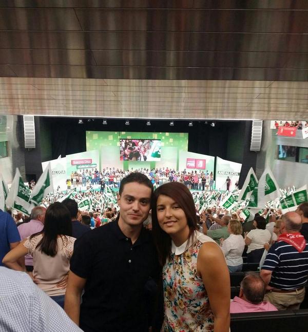 Pacomanu82's tweet photo. Con mi @ElenaVP1  en el palacio de congresos de Sevilla.  #unañodecambio #PSOE. http://t.co/mCSmTJzlRT
