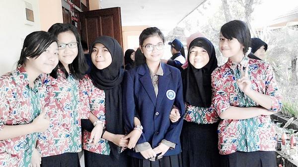 Ay_Melin's tweet photo. sama bu arin ;) @syahrinafitri http://t.co/SKBwFJBv8g