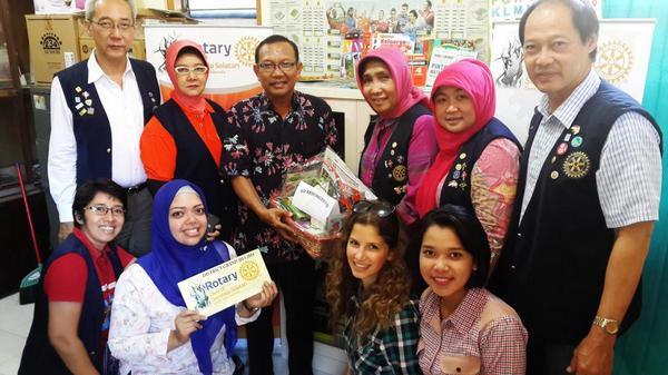 RCSS21111's tweet image. Project 12.000 buku by Rotray club Surabaja Selatan #RotaryDay #D3420 #RotaryClubSurabajaSelatan