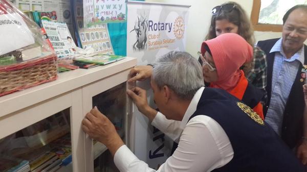 RCSS21111's tweet image. Pemasangan Stiker District Grand 2013-2014 #RotaryClubSurabajaSelatan #RotaryDay #D3420