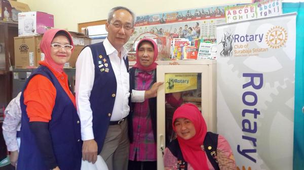 RCSS21111's tweet image. Penyerahan Project 12.000 Buku by Rotray club Surabaja Selatan #RotaryDay #D3420 #RotaryClubSurabajaSelatan