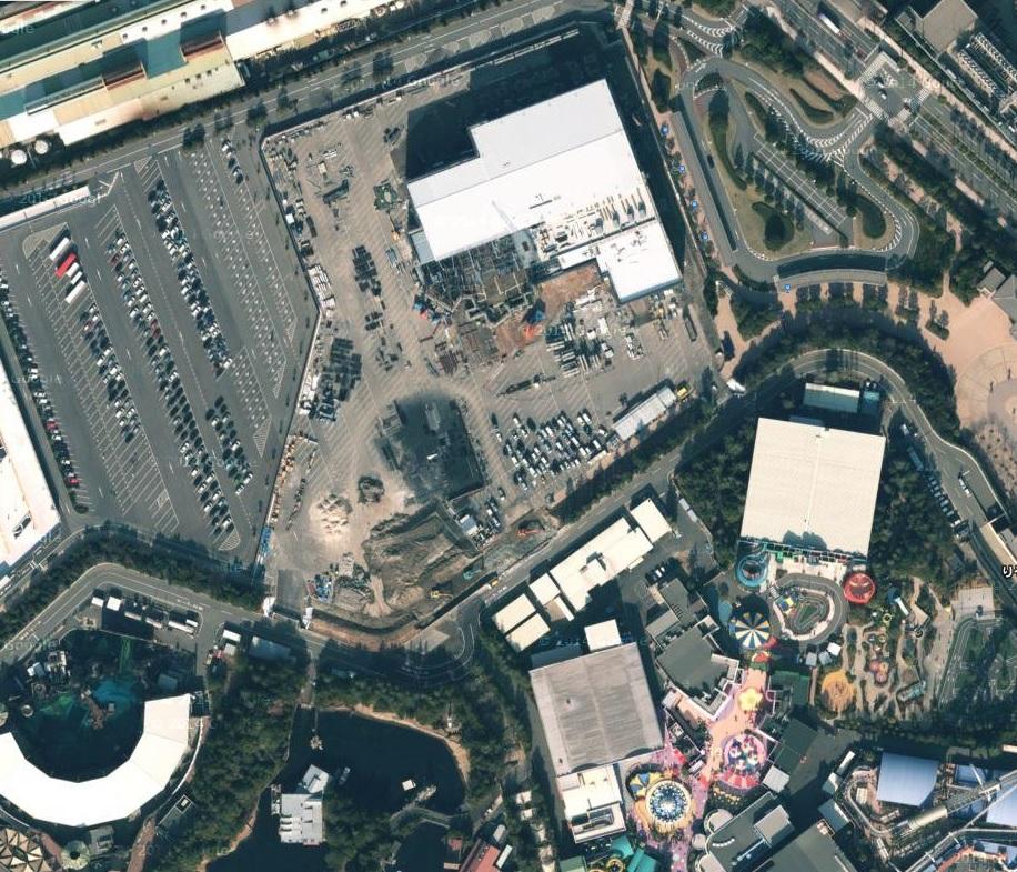 フリスクp グーグルマップでusjの航空写真を見ると 駐車場を潰してハリポタエリアを工事している様子が見られる 巨大な白い建物が話題の空飛ぶアトラクションで その左下の一角がポグワーツ城になる部分 写真が更新されるまでだから 見とくなら今のうち