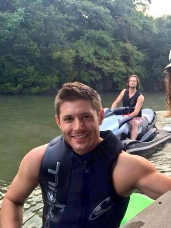 deanandmiracle's tweet photo. JENSEN AND JARED JET SKIING!! *SCREAMING* http://t.co/0cjQX6G5XI