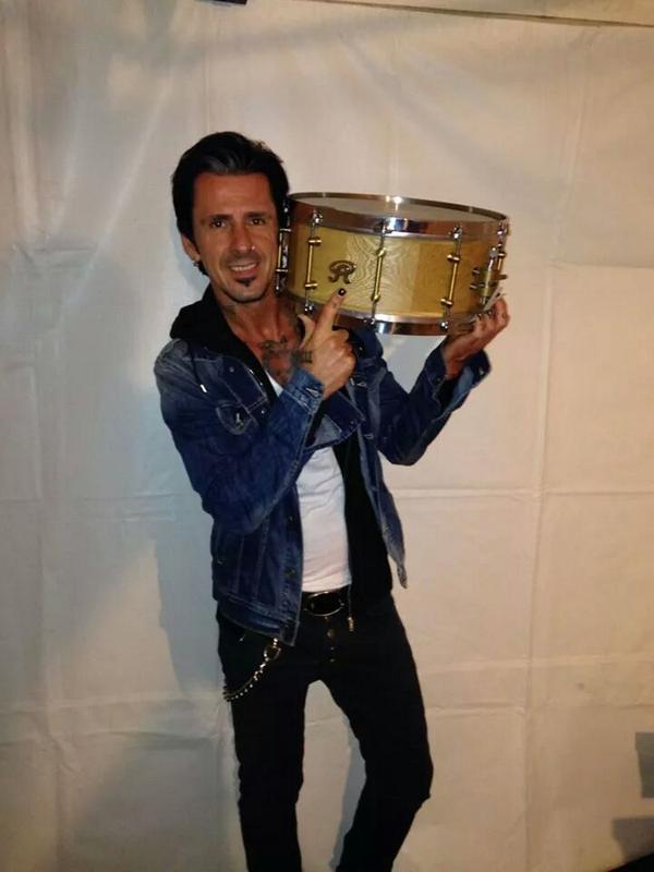 AngelDrums1's tweet photo. Endi Kiss :) http://t.co/EuZkjtOoxc