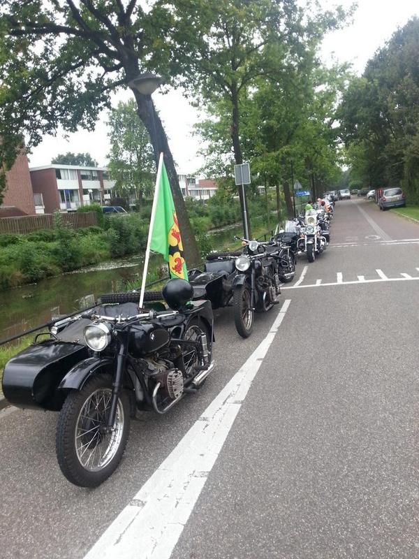 PrimeraBrundel's tweet photo. Groos op zijspan ,24 motors doen tourrit vanaf café @kolkrijst .In de bak hebben ze een verstandelijke gehandicapte. http://t.co/whrqkpbgcA