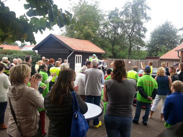 PrimeraBrundel's tweet photo. Groos op zijspan ,24 motors doen tourrit vanaf café @kolkrijst .In de bak hebben ze een verstandelijke gehandicapte. http://t.co/whrqkpbgcA