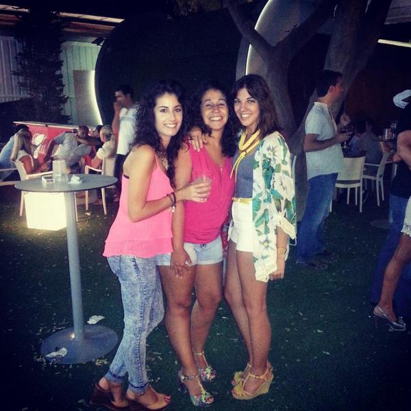 MercedesPrez2's tweet photo. Juntarte con gente con la que estás más tiempo riéndote que cenando! Buenos ratos! :) http://t.co/OYoPKfkquY