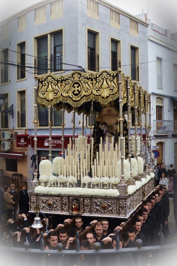 El palio de Nuestra Señora de la Soledad en entrando en Carrera Oficial la mañana de Viernes Santo de 2013.