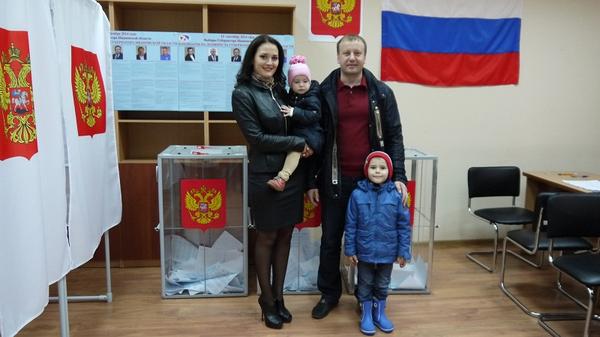 Участок в Доме национальностей: на выборы губернатора всей семьей