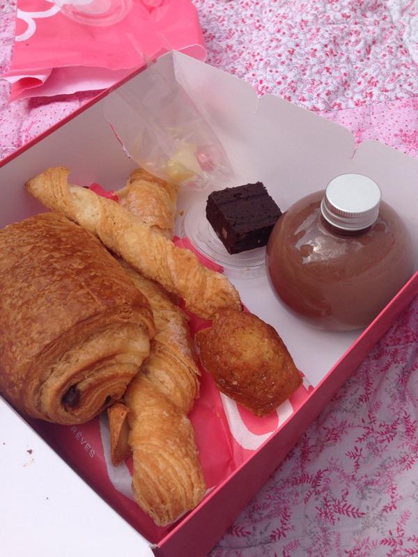 FoudePatisserie's tweet photo. Magnifique pique-nique sucré pour fêter les 5 ans de La Pâtisserie des Rêves ! @Conticini_Team http://t.co/0QyHUeqkhQ
