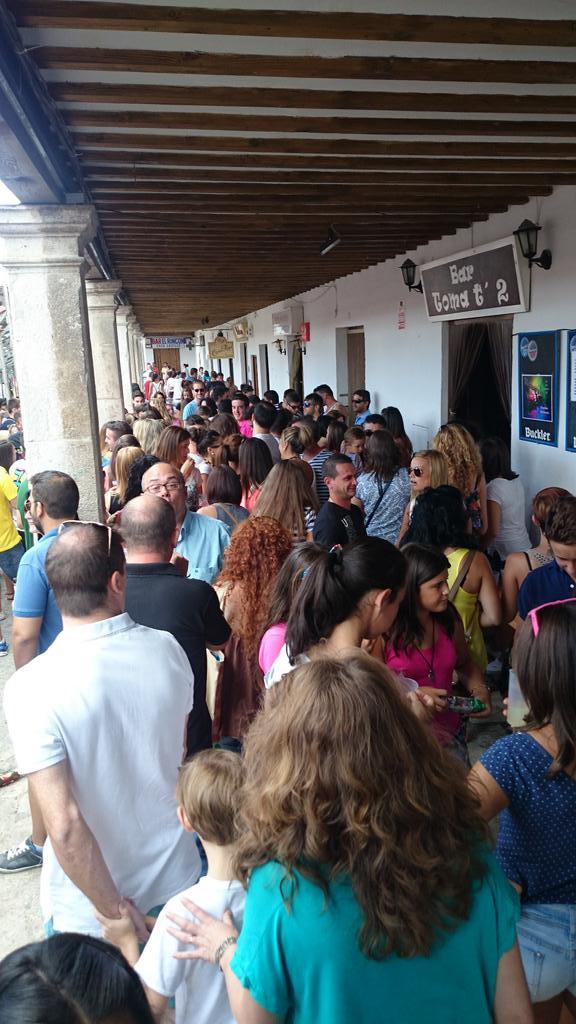 carlitos_ypunto's tweet photo. Que daño hace esta gente para que no nos dejen hacerlos bailar en la calle? #Colmenar http://t.co/MkbuyYnssd
