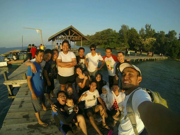 kawan_jalan's tweet photo. Selfie di Pulau Bira bareng Kawan2 PT. JIEP. Cc. @etrisusanti @megarachmani @andrewirasakti @trihadi_nr7 @frmn_w http://t.co/ETLiDWNcvf