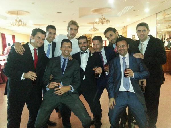 Julio_o_t's tweet photo. Un día de puta madre el que echamos ayer los amigos en la boda de @Ibeuve y @MD_oficial_ . La próxima la del mago!! http://t.co/hePZbveEfS