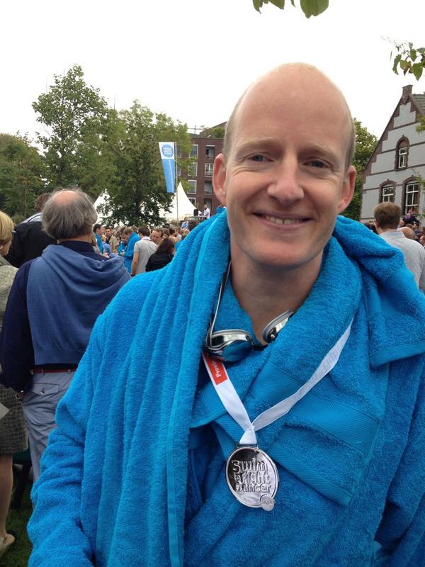 @SwimtoFC na de finish Fatboy Joekel klimmer #s2fc314 <a href="/Haiko_Krumm/">Haiko Krumm</a> #s2fc  met medaille en badjas