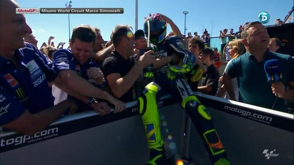 MediasetMotor's tweet photo. Rossi vuelve a reinar en Misano; Márquez, decimoquinto tras irse al suelo http://t.co/CYx1FKD0Qy #megustanlasmotos http://t.co/p1LAW25GLB