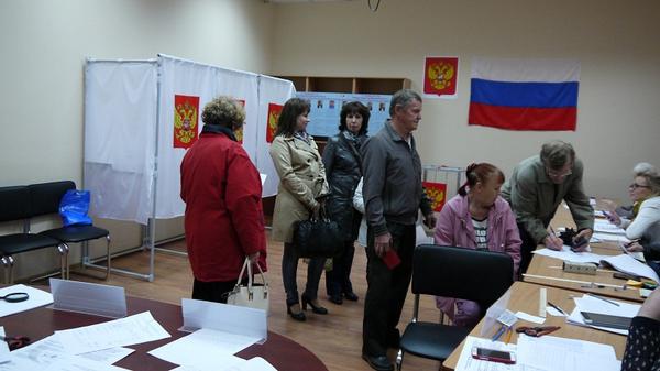 Избирательный участок в Доме национальностей. 17.25 - народ все идет.