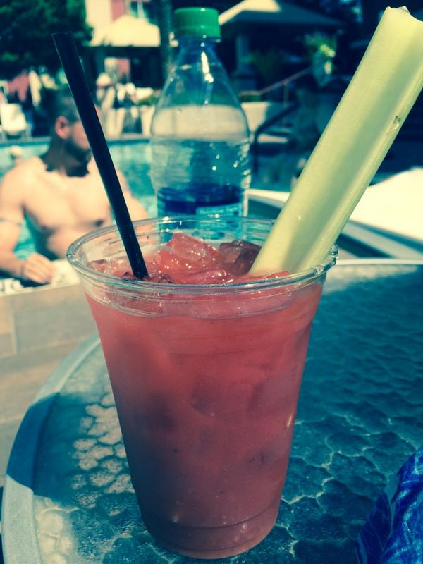 aparisho's tweet image. #Vegas #itshappeningnow #flamingopool