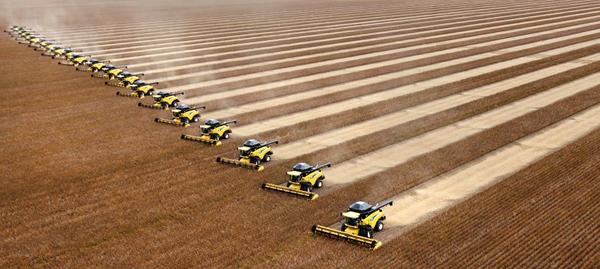 ONNEKSI meillä ei viljellä soijaa ? '@tractordrivers: How They Harvest Soybeans in Brazil - (AP Photo/Andre Penner) '