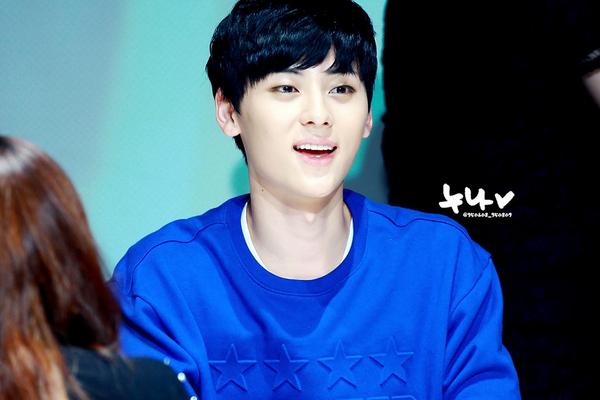 140914 신촌 엠투유 팬싸인회 <a href="/NUESTNEWS/">뉴이스트(NU’EST)</a> #뉴이스트 #민현 하고 싶은 말은 엄청 많았는데, 잘생긴 얼굴을 보니 잊어버림ㅜㅜ 봐도봐도 잘생길 일이야? ㅠㅠㅠㅠ cfile21.uf.tistory.com/original/2511B…