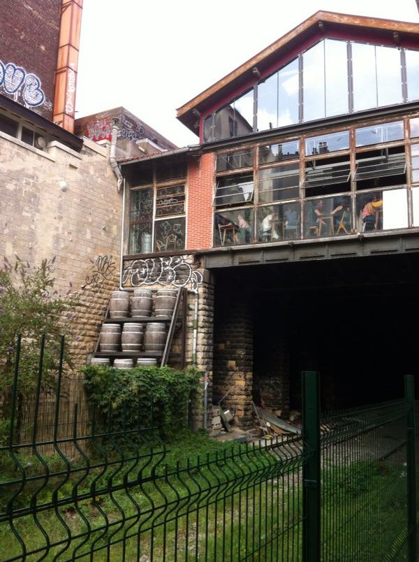Btilloy's tweet photo. La #recyclerie, lieu sympa #overbobo sur la petite ceinture. #gare d'ornano. Paris 18eme. http://t.co/vhBoFZC1Mx