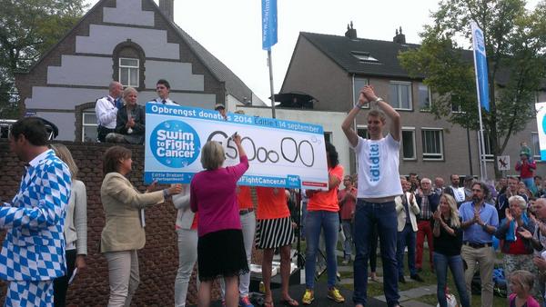 Sponsoren @SwimtoFC #s2fc bedankt! €500.000  voor kankeronderzoek <a href="/kwf_nl/">KWFKankerbestrijding</a>. Indrukwekkende speech <a href="/mvdweijden/">Maarten vd Weijden</a>!