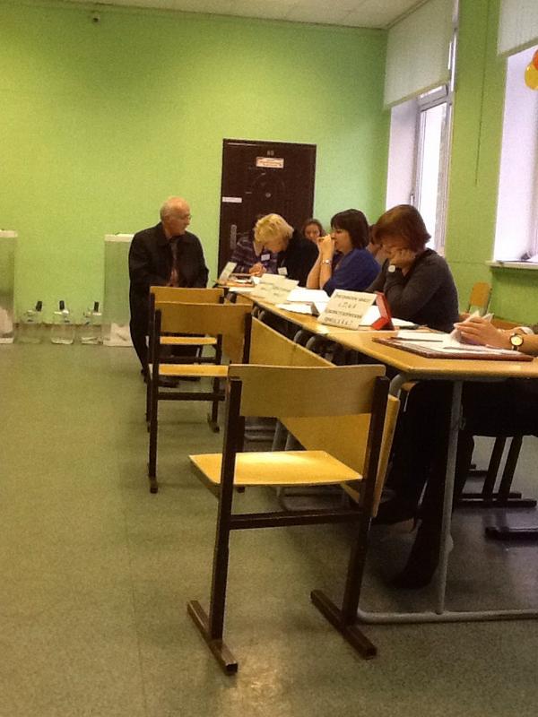 Sasha_main's tweet photo. #МГД Тем временем одинокий избиратель пришел проголосовать:) http://t.co/hzN6y4DjoF
