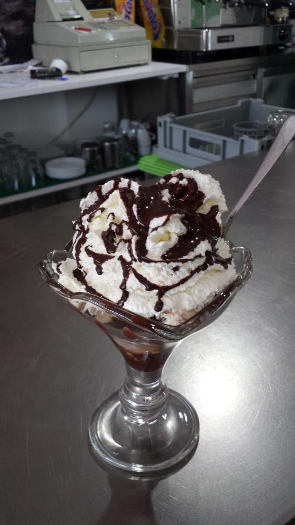 HeladeriaPolar's tweet photo. ¡Que mejor que acompañar nuestros batidos o helados con uno de nuestros siropes! #batidodeoreo #straciatella #sirope http://t.co/RiAlOEsL43