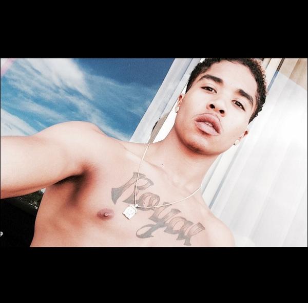 SantoThaPlugg7's tweet photo. Facial hair...👎 http://t.co/kbdkR07AQN