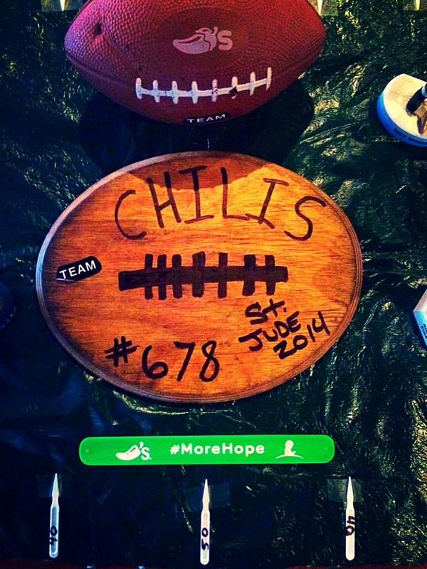 chilis678's tweet photo. Football Sunday? More like #givehope Sunday! Texas's all-stars, ready to help @StJude at Coit/Campbell! #todayschilis http://t.co/CSbdksIHeP
