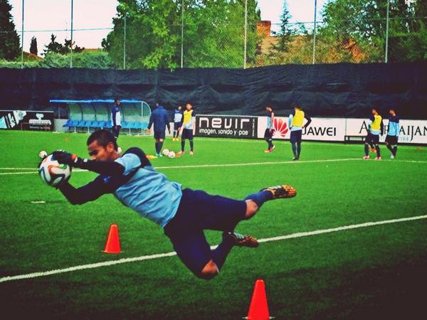 Ie_Tewzz's tweet photo. ajarin aku terbang dong karav @PplpRavi :p"@RaditFans: #RaviMurdianto #RaditFans #LatihanTerbang #U19Kita http://t.co/mvVuBLfgVg