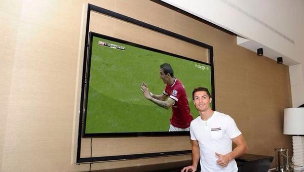 BuddyHG_17's tweet photo. Semoga aja minRT "@Bolanet: Cristiano Ronaldo menyaksikan pertandingan mantan klubnya, bakal CLBK gak yaaa http://t.co/2A9Ae7GAuT"
