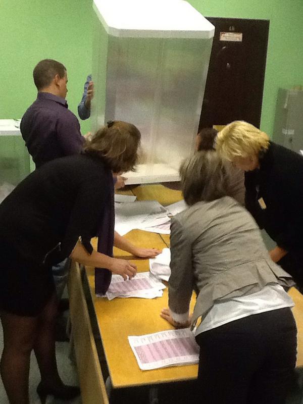 Sasha_main's tweet photo. #МГД Вскрываем первую и вторую урну. Без происшествий) http://t.co/Ip8mpudaLS