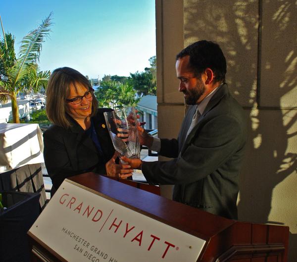 CLAFamilyLaw's tweet image. Former FL Exec Committee #FLEXCOM Chair Jill Barr @Barr_JL receiving the ‘Diane-Award,’ bestowed only 4 times.