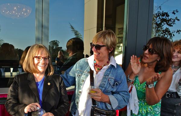 CLAFamilyLaw's tweet image. Former FL Exec Committee #FLEXCOM Chair Jill Barr @Barr_JL receiving the ‘Diane-Award,’ bestowed only 4 times.