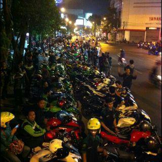 Sangar @"PurwantoDNC: Sabtu kemarin malam Surabaya jd Lautan Ninja, salam satu Aspal... KNI jaya ”