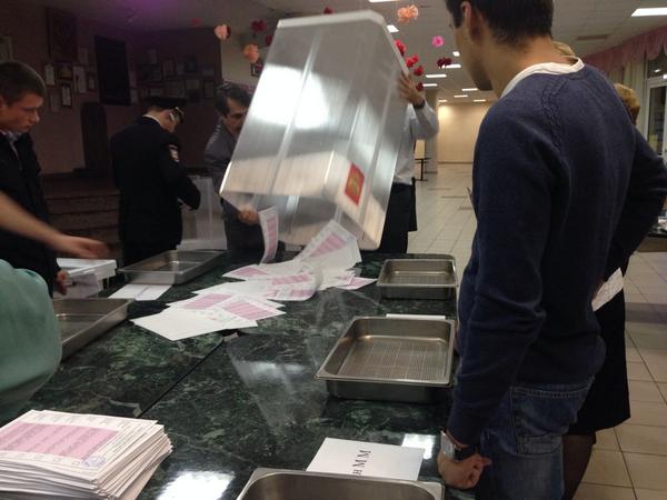 bolovika's tweet photo. Вскрыли вторую урну для подсчета бюллетеней)) http://t.co/mumgDyET1B