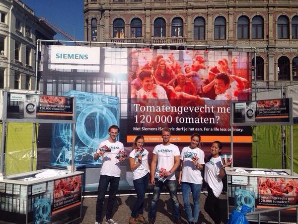 Tomatengevecht op de Dam! Mede mogelijk gemaakt door sponsor <a href="/Siemens/">Siemens</a> tinyurl.com/knhdcfm
