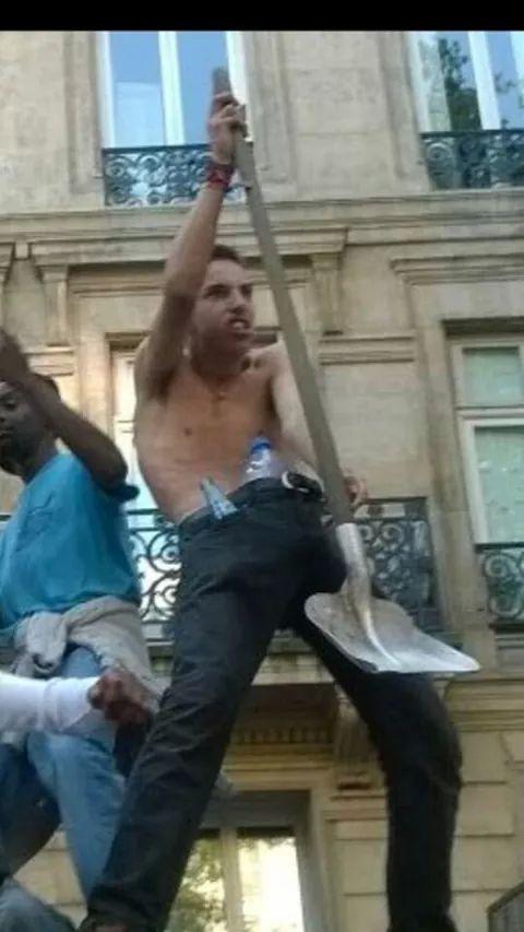 PichNaffah's tweet photo. "@Craziam: Ce mec est dans ma classe #Honte #TechnoParade #TechnoParade2014 http://t.co/2IcLpwQsRM" le mec fou à la pelle mettre il m'a tue