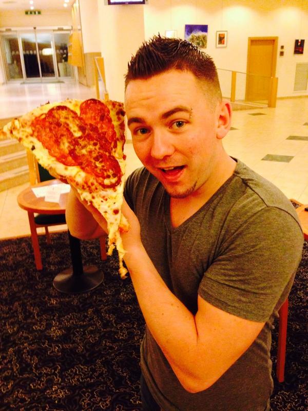 @EDGEY_LJE taking down the biggest slice of pizza known to man. HADDA HIT AN AGENDA!! #likeachump