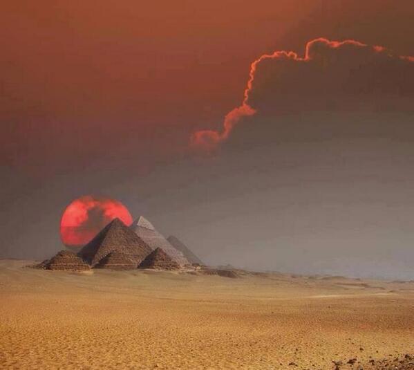 EIMundoNatural's tweet photo. Pirámides de Egipto al atardecer http://t.co/rsK8KJeCKs