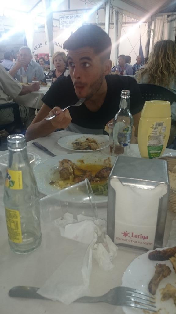 No le ha bastado con el pollo!🐥🍴🍟🍗 <a href="/Alex10_ac/">Alex Aguilera C.</a>