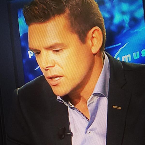 DeGoudenSchaar's tweet photo. Ook in het nieuwe voetbalseizoen kleden we Tom Soetaers bij @VTMStadion. Vanavond vest Stones en hemd @Ledubshirts http://t.co/loriq6aXuO