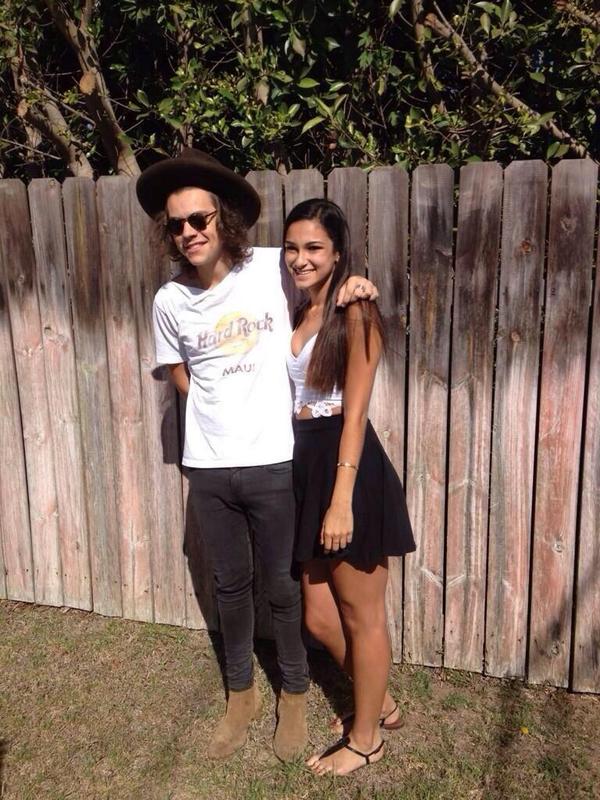 توییتر \ rachel در توییتر: «HOW THE HELL DID YOU MEET HARRY STYLES IN YOUR  BACKYARD. I CANT EVEN FIND MY PARENTS AT MY HOUSE http://t.co/tBHllww16F»