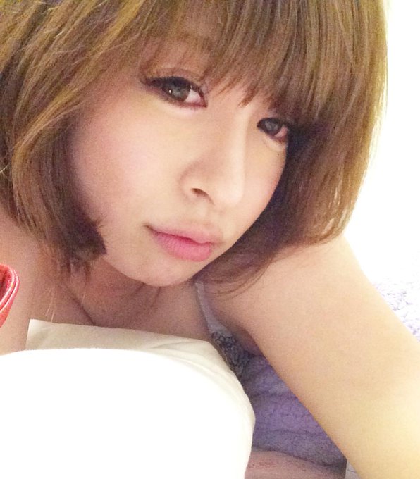 ぶー！ 昨日映画に行ってちょとのんで帰ってきて、家でも1人でたらふく飲んで寝たら、まだ真っ赤っか。 うー。うー。 http://t.co/ihkJBCgzZ9