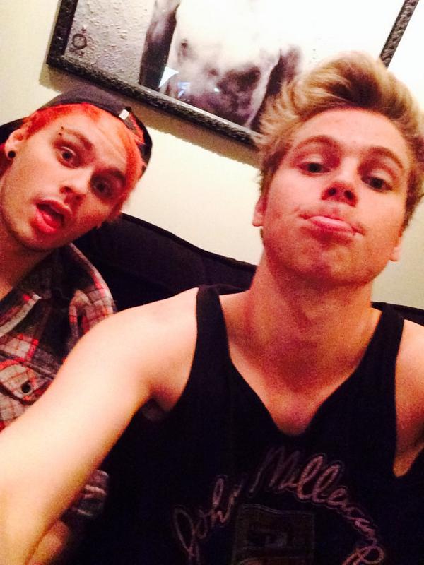 5SOS's tweet image. I met Michael 😁