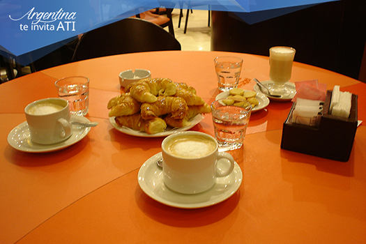 Una tarde en Buenos Aires disfrutando de un delicioso café con medialunas. ¡No te lo pierdas!