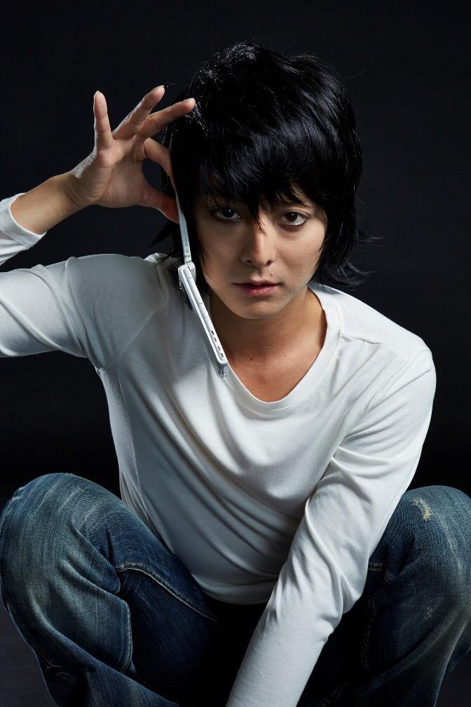 デスノート The Musical 公式 先日撮影したばかりのビジュアル 本日初出しです Lエル役 小池徹平 Http T Co Bv9tqrvi5t Twitter