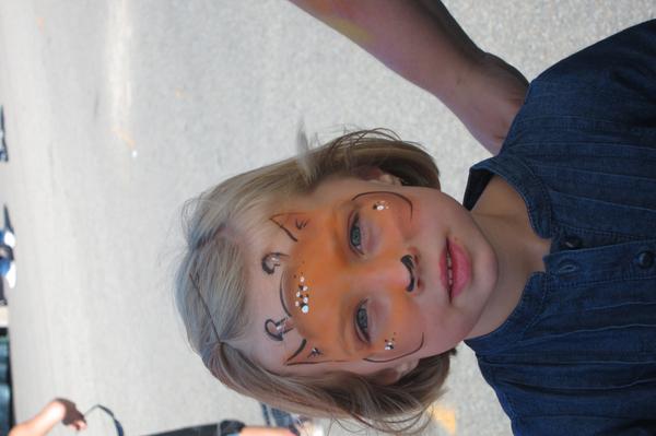 ivery's tweet photo. Lyla asked this skilled face painter to make her a giraffe - big cousin Brennan's favorite. #ictart #LylaHelen http://t.co/FjaHDNmx8y